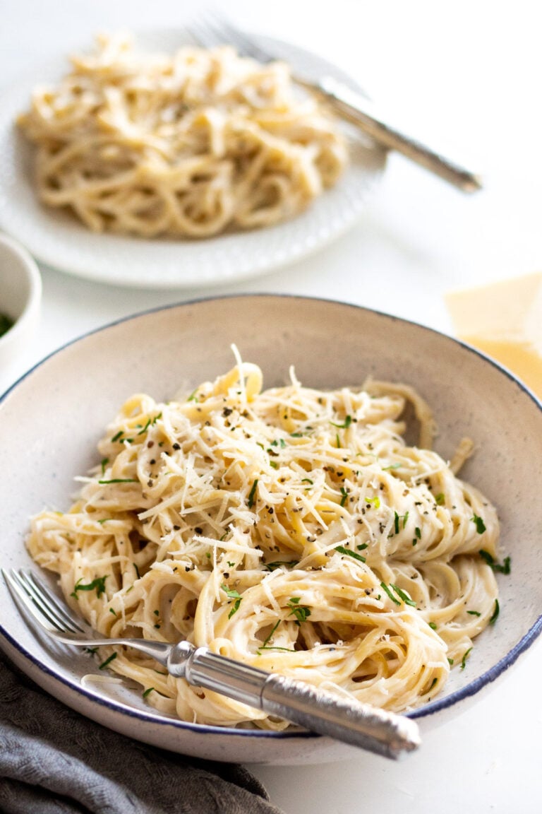 white-pasta-sauce-with-milk-creamy-5-ingredients-15-minutes