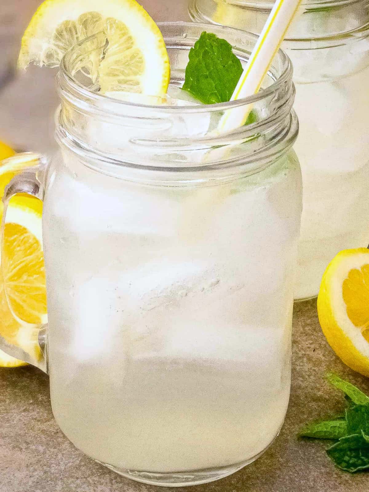 low sugar lemonade in mason jars 