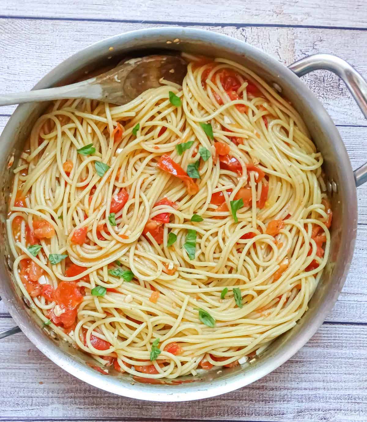 spaghetti and sauce with basil