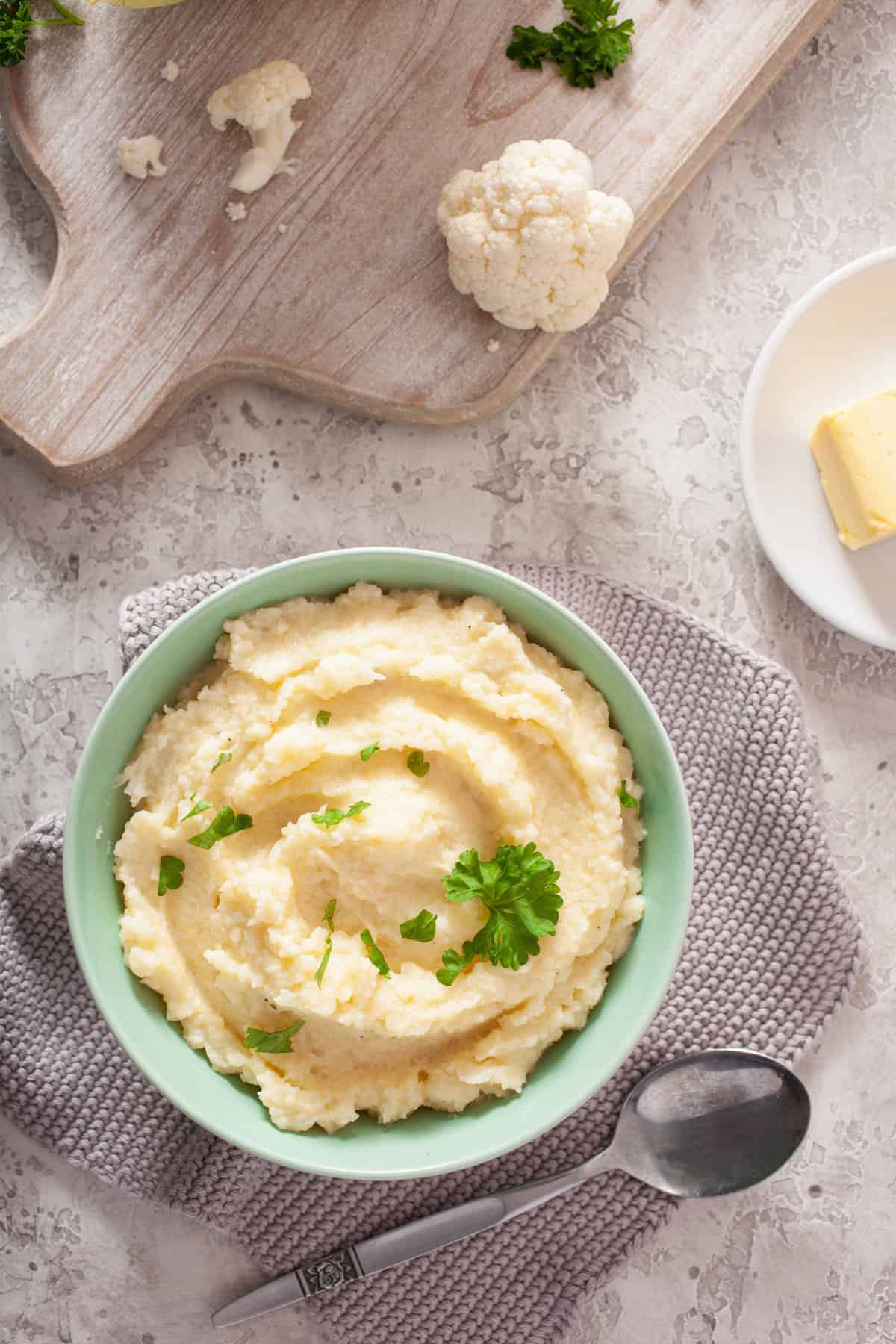 instant pot mashed cauliflower in a blue bowl
