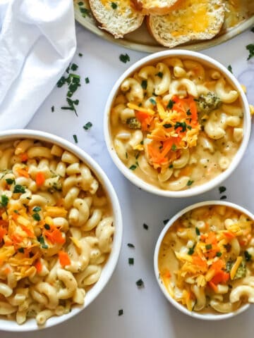 instant pot broccoli cheddar mac and cheese in white bowls