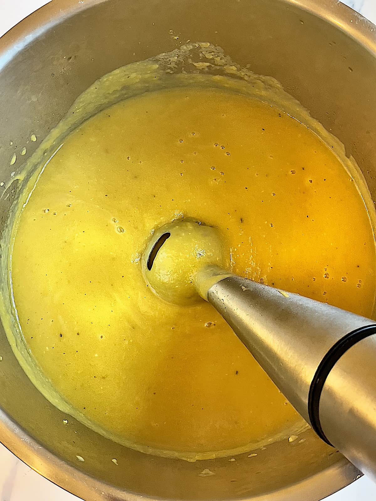 immersion blender pureeing pumpkin soup
