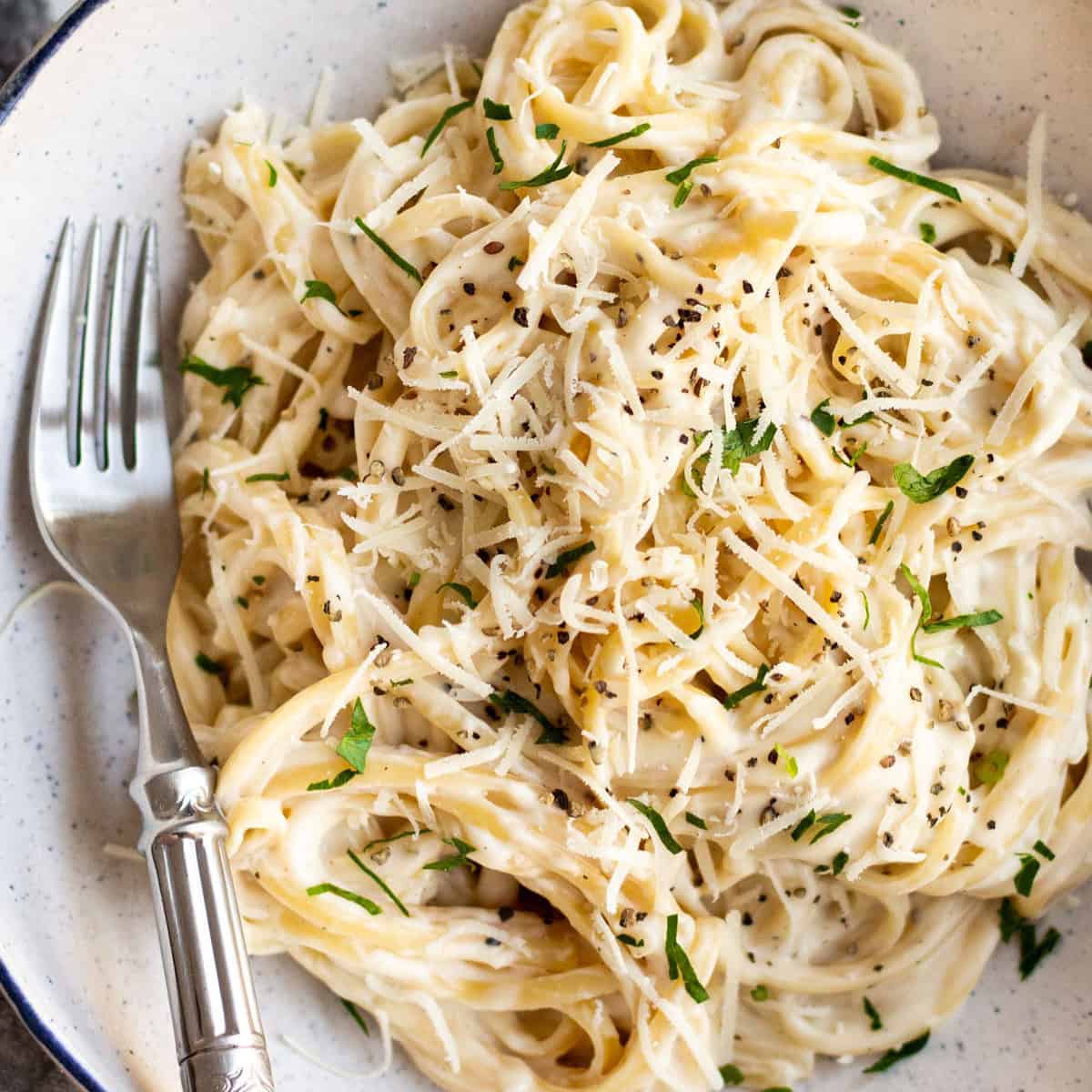 White Pasta Sauce with Milk - Creamy, 5 Ingredients and 10 Minutes!