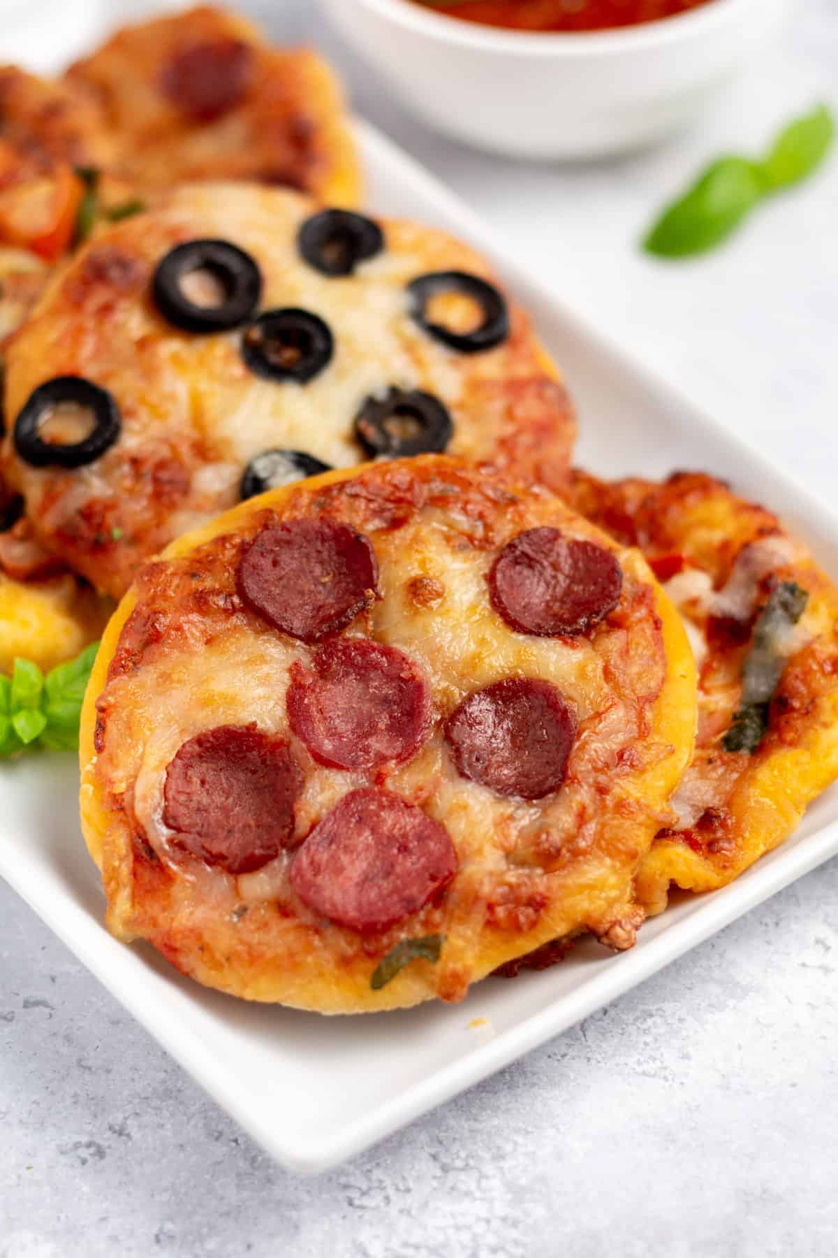 air fryer mini pizza up close in a plate