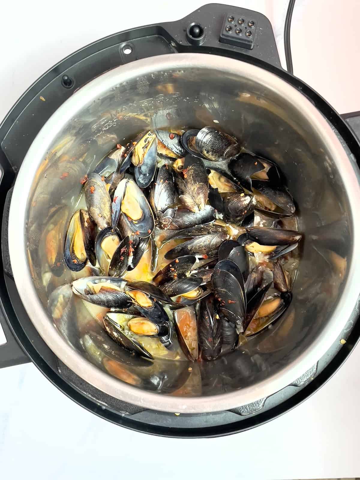 steamed mussels mariniere in an instant pot