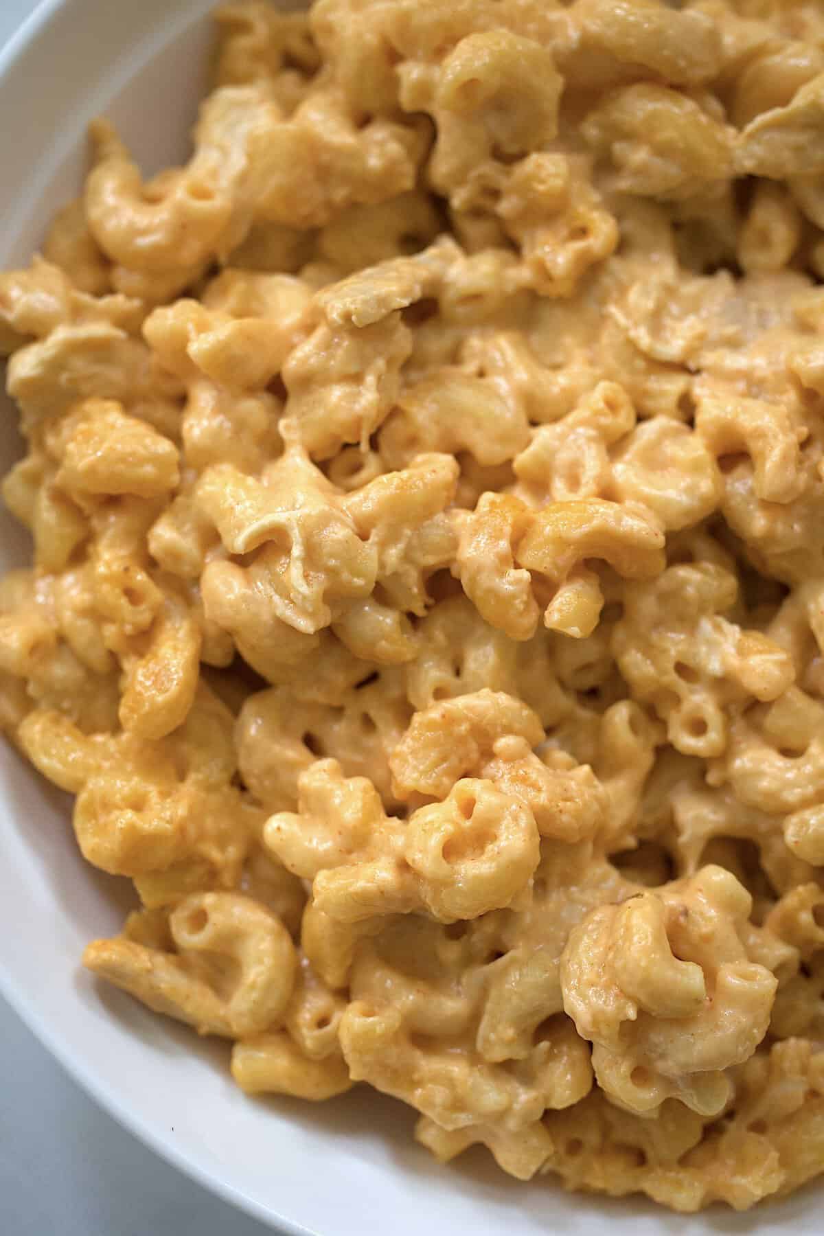 closeup of buffalo chicken mac and cheese