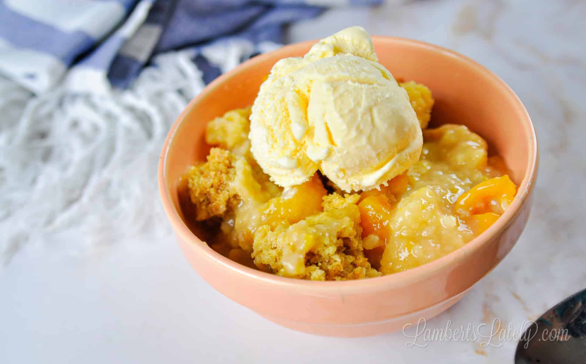 crockpot peach cobbler in a bowl