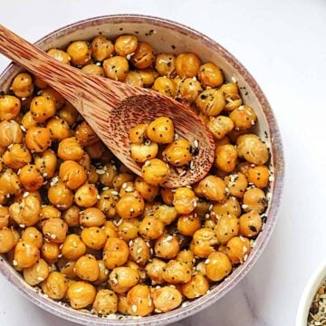 seasoned roasted chickpeas in a bowl