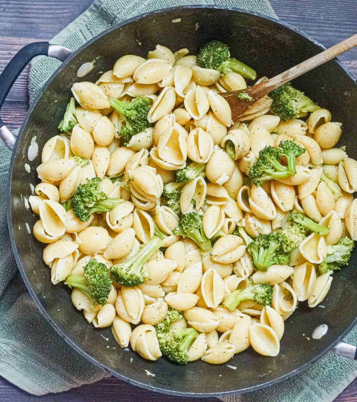 garlic pasta with broccoli in a pot