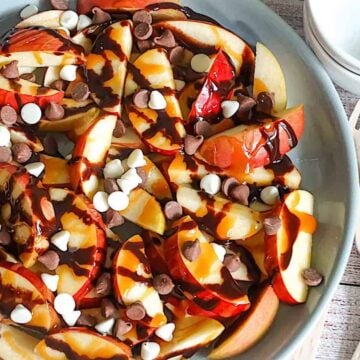 apple nachos in a plate
